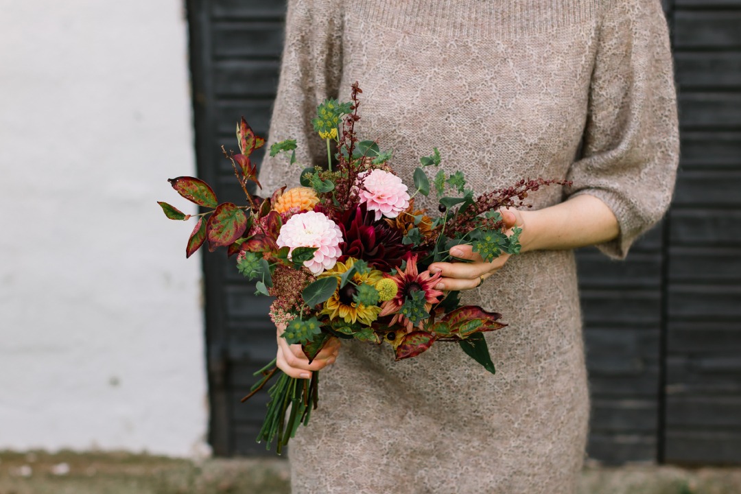 Binden Sie Ihren eigenen Blumenstrauß mit saisonalen Blumen